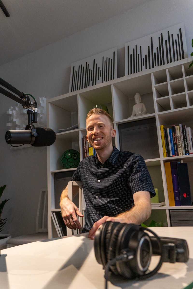 Der aufgedrehte Audio-Producer: Aaron Olsacher 🎧🎶🎙️

Exil-Kärntner, leidenschaftlicher Musiker, Musikjournalist, Kasnudl-Botschafter in Wien und Gründer von aufgedreht! Audioproduktionen 

#podcast #podcastproduction