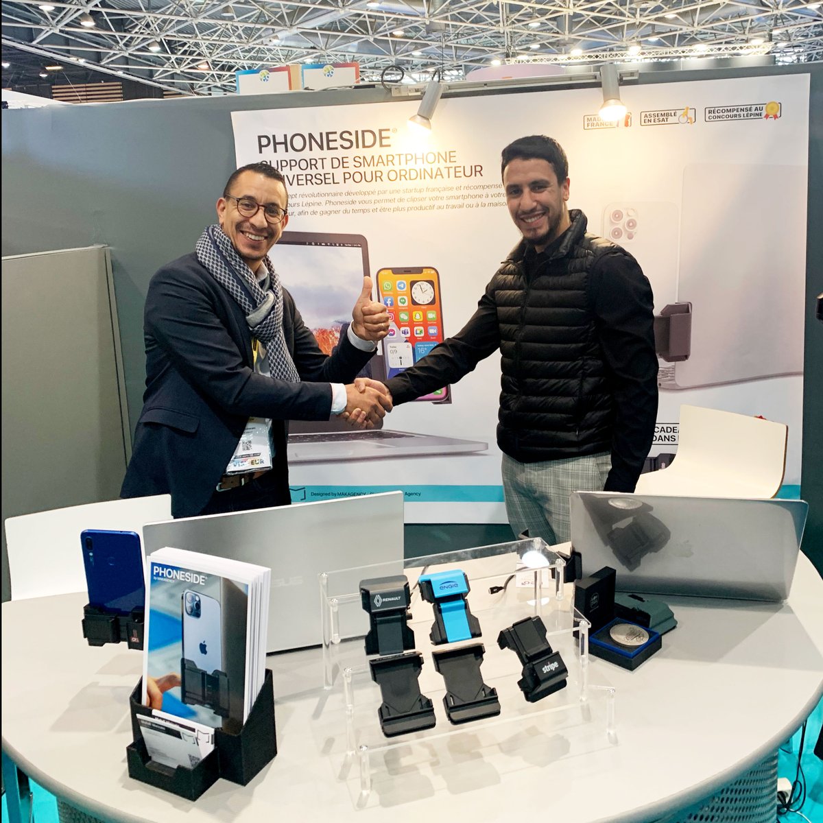 MakagencyIO's tweet photo. Poignée de main qui en dit long ! Avec Abdel Boukacem de chez @ascendeo nous avons réussi à faire entrer notre concept PHONESIDE dans de grandes enseignes telles que @LyrecoFrance, @LDLC ou encore @Wefix_Tech ! Ce n'est que le début. 😎
#Team #Phoneside #ObjetPublicitaire #Gift https://t.co/168ino6ymK