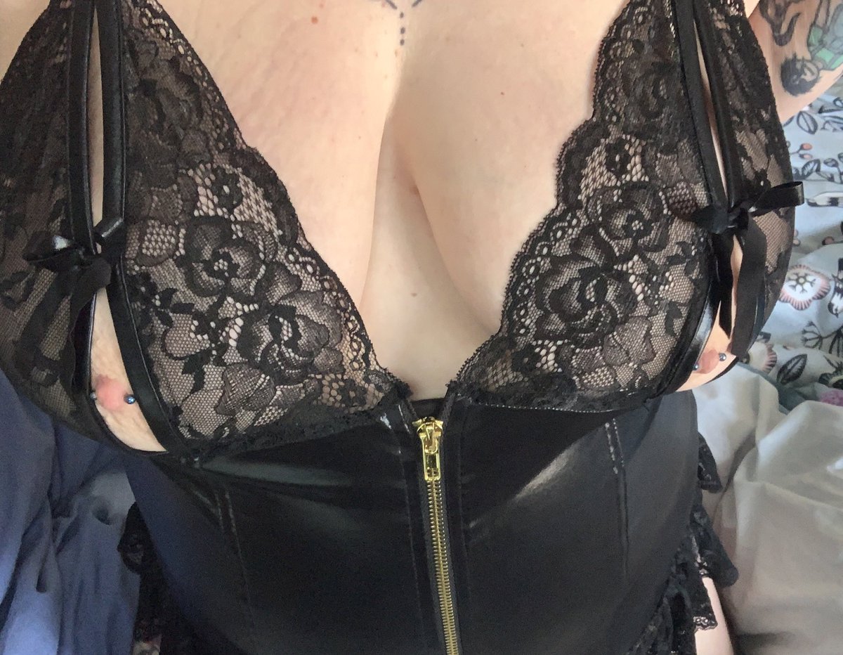 XSaszy's tweet photo. This foxy minx is having a mare of a week! But it is #tittytuesday please help a girl out and check out my content @RevealmeDiamond @RevealMeModels @RevealMeVIP @AdultWorkcom @SapphireModelsx 

https://t.co/jOQrreHfIO

https://t.co/p5CIVYQbM3

https://t.co/xSrRGmgq97 https://t.co/tzCjJ8nEB9