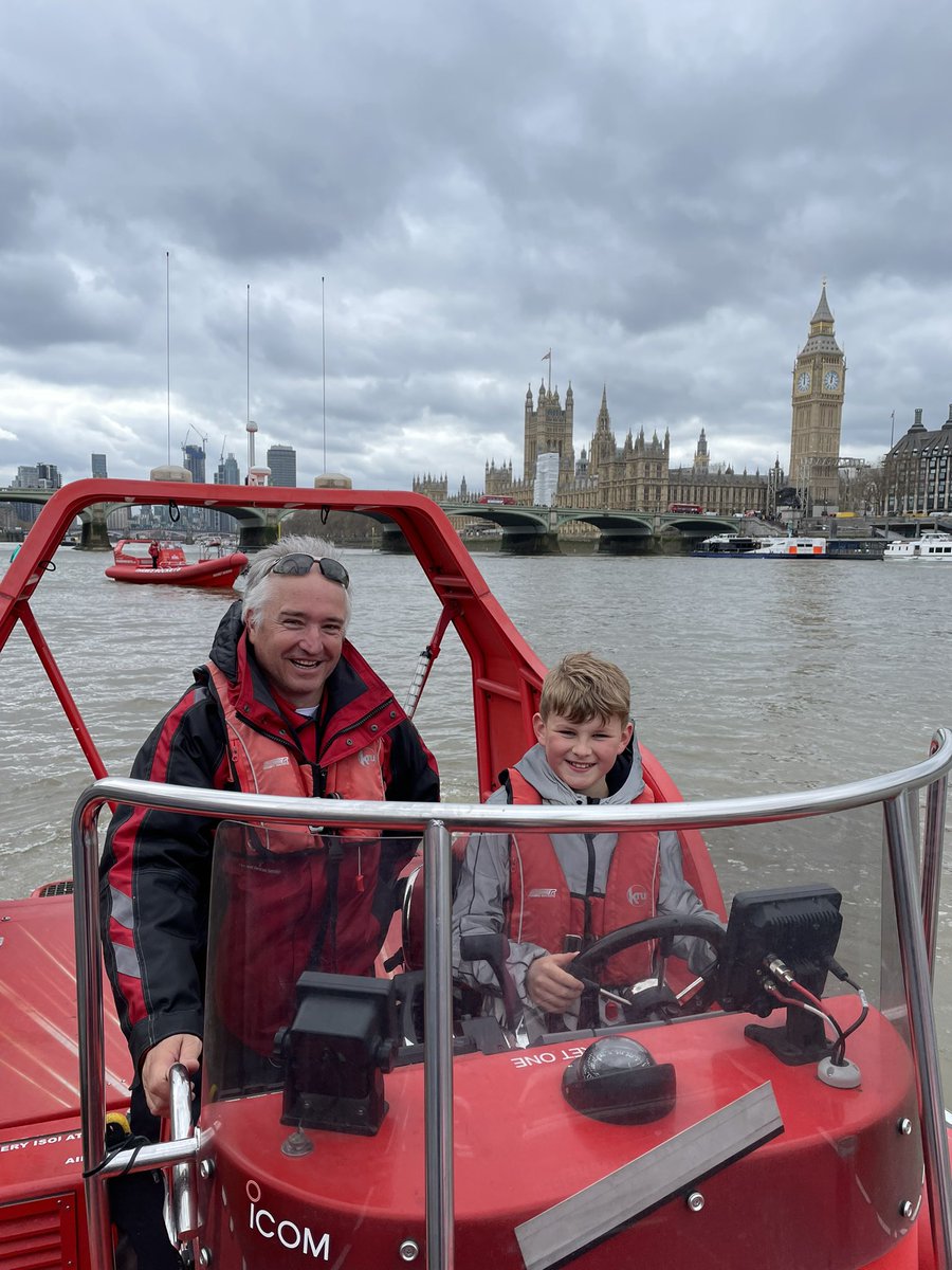 garrygcooper's tweet photo. Thanks John and Joey #thamesrocket great experience today, awesome #coxwsin #London #BigBen https://t.co/bKEwk14a7N