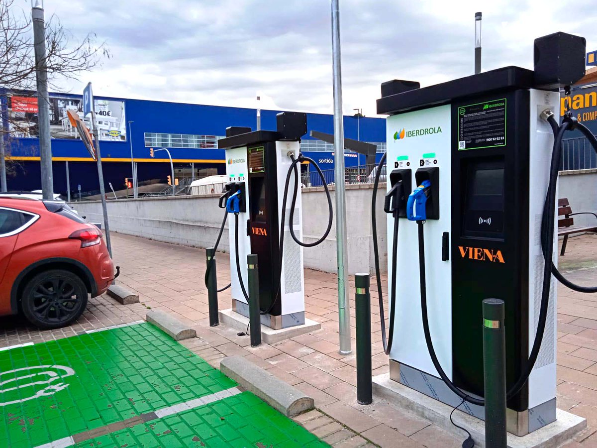 circontrol_com's tweet photo. ✅One of the best locations to install our #Raption50 chargers is in a #restaurant car park 🔌🔋
🍴 While a customer spends one hour having a meal the #electricvehicle will charge, on average, over 300km of range for its #battery ⚡️
Want to know more? 👉 https://t.co/aNWxufxDoB https://t.co/TqhNwRUWBq