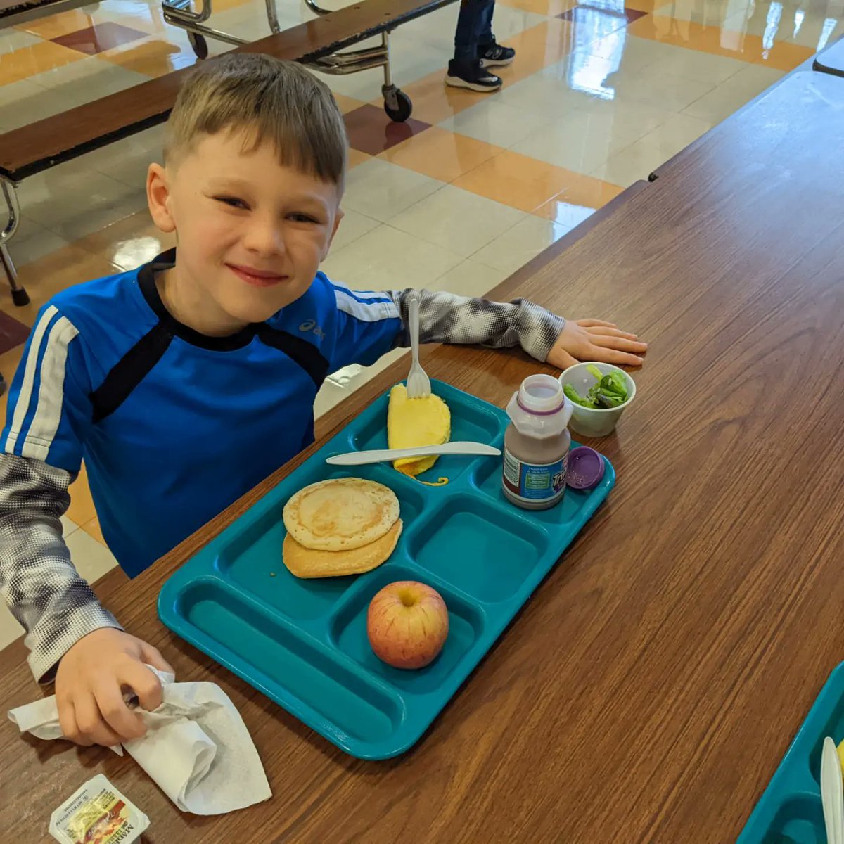 ChaddsFordUCFSD's tweet photo. Something yummy at lunchtime, taste testing local hydroponic lettuce!  Stay tuned CFES is growing lettuce too!  #cfeschargers #Chaddsforducfsd #ucfproud #backtobetter https://t.co/xNBlWvRghX