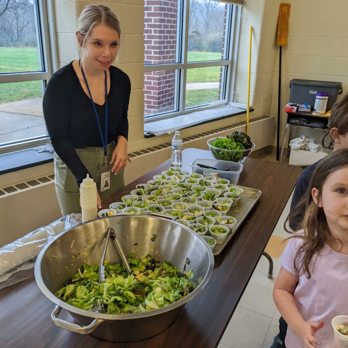 ChaddsFordUCFSD's tweet photo. Something yummy at lunchtime, taste testing local hydroponic lettuce!  Stay tuned CFES is growing lettuce too!  #cfeschargers #Chaddsforducfsd #ucfproud #backtobetter https://t.co/xNBlWvRghX