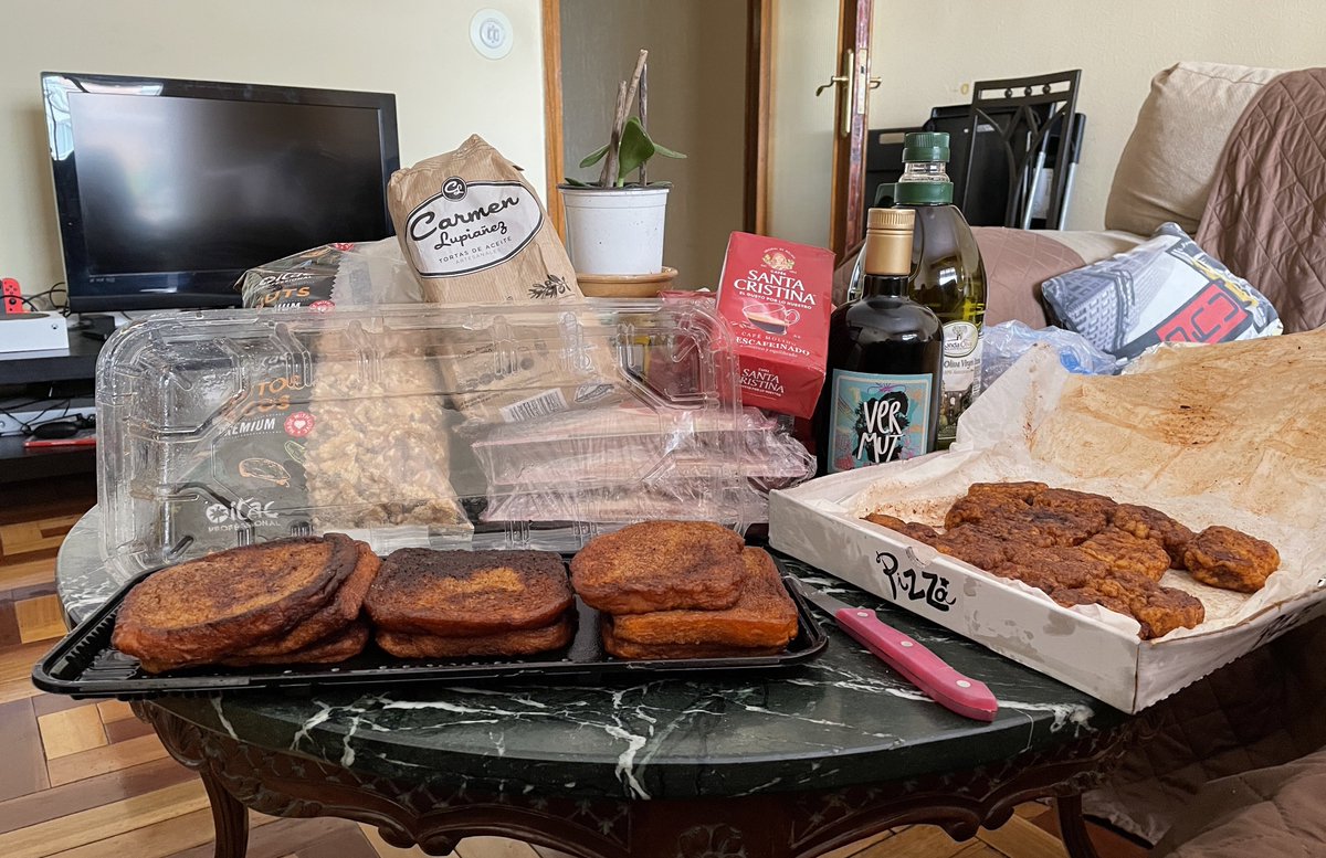 Currikitaum's tweet photo. Le dije a mi madre que me enviara café y aceite del pueblo que está mu caro. 

Acabo de recibir un paquete con kilo y medio de café, una garrafa de aceite, nueces, queso, aguacates, una botella de vermú, una bandeja de leche frita, otra de torrijas y una maceta. https://t.co/rg6PzTSdMN