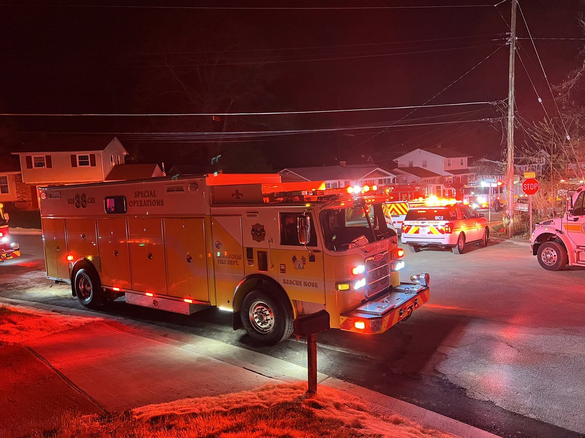 Truesi6767's tweet photo. @AnnapolisFire RS38, MU39 &amp; BC35 operated on this house fire in the unit block of Roe Ln in the Arnold section of AACo. @Local1563 E17 arrived to find a 2 story Type V split level with fire showing. RS38 had search, BC35 had Division 2. @makinthepush @iaff1926 https://t.co/jzV7bok4XK