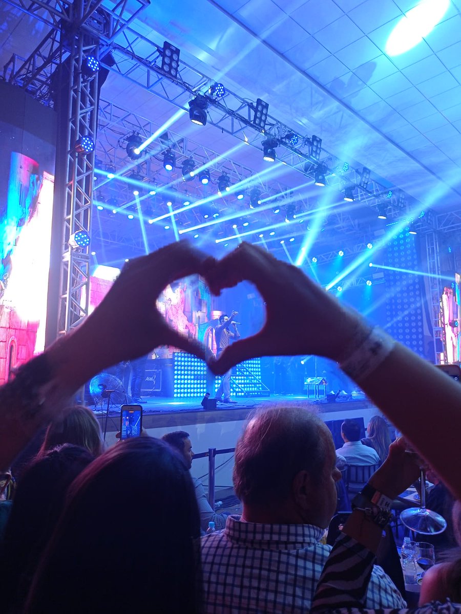 KakaAtenta's tweet photo. Simplesmente tuuudo esse show. Já quero outro BB
#EMBAIXADOR
#BARRETOS https://t.co/1YMmDcHjcH