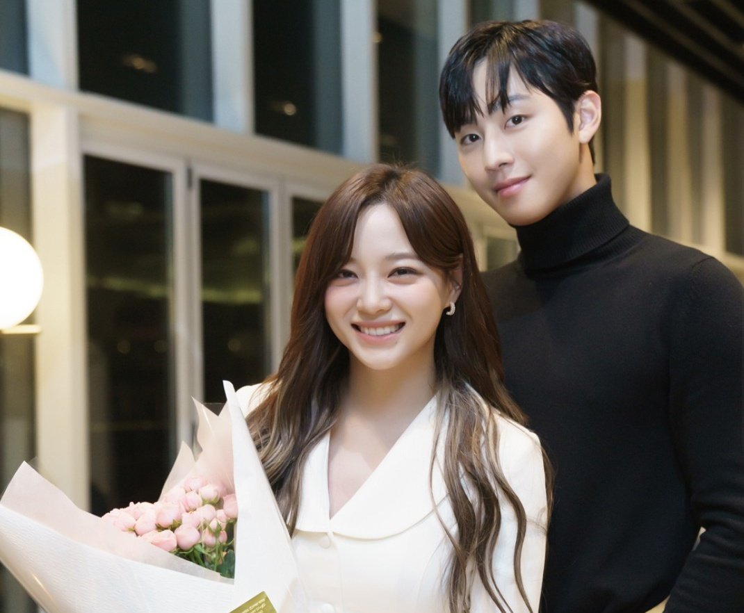 kdramatreats's tweet photo. Gonna miss my two POWER COUPLES 😩💛 https://t.co/cqrWd0jSxw