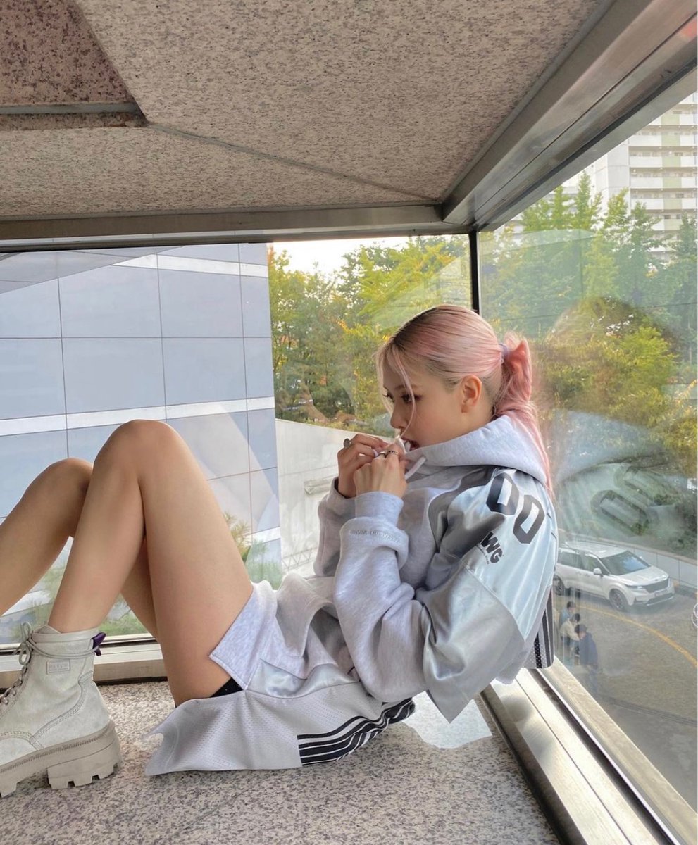 rshourly's tweet photo. #로제 #ROSÉ https://t.co/4mE6W8fA19