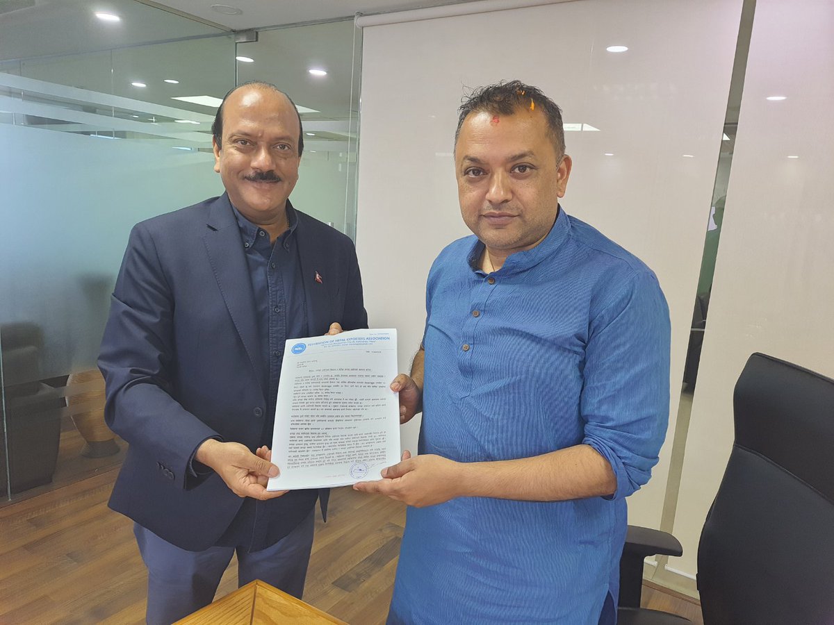 thapagk's tweet photo. नेपाल निर्यातकर्ता संघका अध्यक्ष पवन गोल्यानसँग
निर्यातमा रहेका अवरोध र निर्यात प्रवर्द्धन गर्न चाहिने प्रोत्साहनका बारेमा छलफल गर्दै... 

नेपालको अर्थतन्त्र सवलिकरण गर्न हामीले यसलाई निर्यातमुखी बनाउनै पर्छ। 

#NepalExports #SelfReliantEconomy https://t.co/T2PSkgqrxL