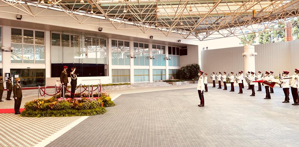 VinkarB's tweet photo. General MM Naravane #COAS reviewed the Guard of Honour at #MINDEF, #Singapore. #COAS complimented the Guard for an impeccable Turnout &amp; Parade.

#IndianArmy
#IndiaSingaporeFriendship https://t.co/FbDVjCLKNg https://t.co/0obU6Ccv91