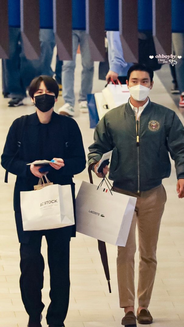 WONKYU EVERYONE!!!! WONKYU AT NARITA AIRPORT JAPAN

😭😭😭😭😭😭💚💙