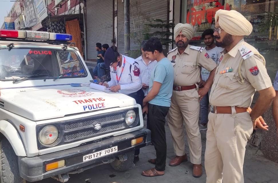 yespunjab's tweet photo. Focusing on Moving Traffic Violations, Punjab Police launches Road Safety Drive
https://t.co/EOZ6RroYzA

#VKBhawra #PunjabPolice #RoadSafetyDrive #MovingTrafficViolations #Punjab #YesPunjab https://t.co/9FOEozgpcR
