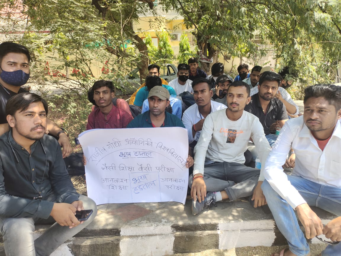 Deepaks65747046's tweet photo. @ChouhanShivraj Sir हमारा exam online करवाइये d pharmacy का क्योंकि पूरे साल ऑनलाइन classes चली है सर सभी बचे बहुत परेशान है सर भूख हरताल कर रहे है rgpv में सर 
@ChouhanShivraj @OfficeofSSC https://t.co/JpzUJukGbR