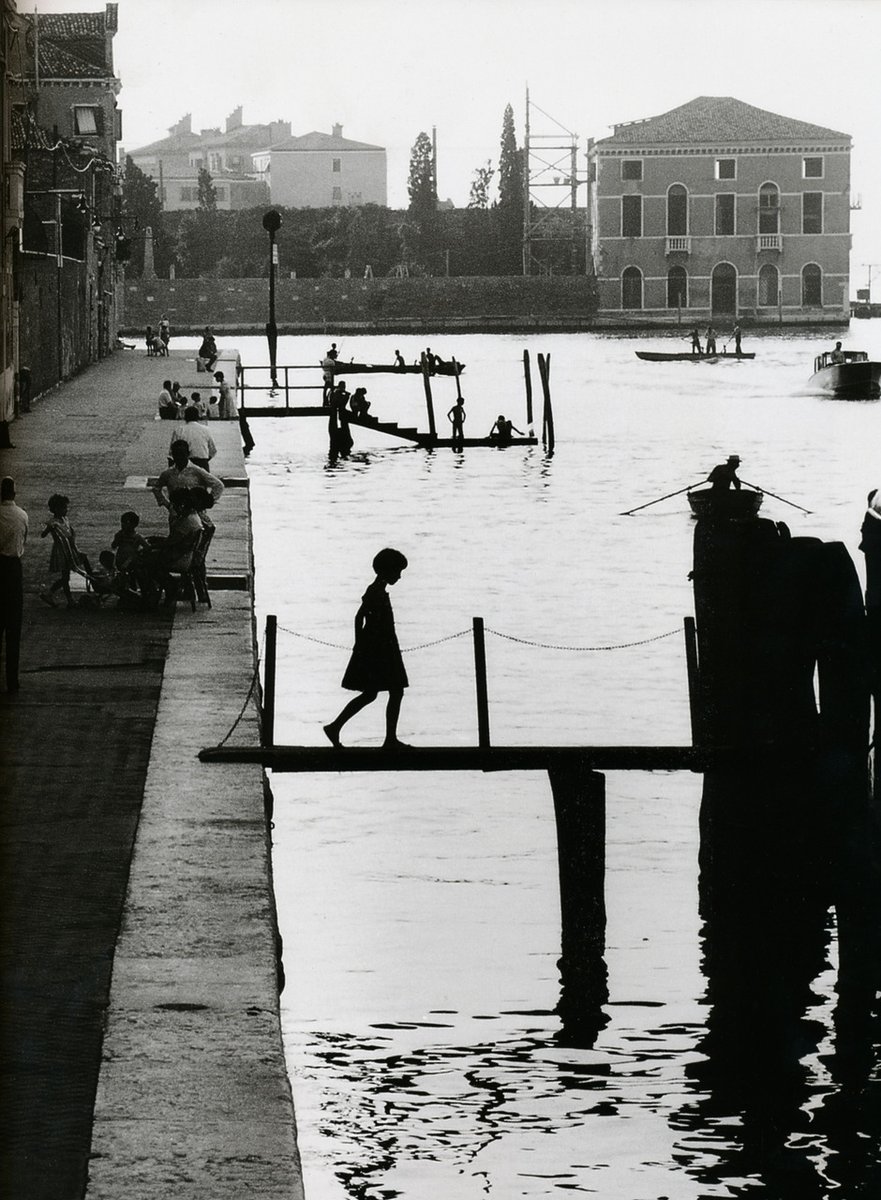 Alex00762690's tweet photo. A good picture knows how to communicate the emotion that created it.

__ Willy Ronis 

Venezia, 1959 https://t.co/q4jrqwesKq