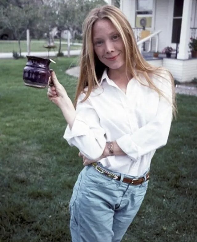 slshers's tweet photo. sissy spacek behind the scenes of carrie (1976) https://t.co/eiH1d8spCu