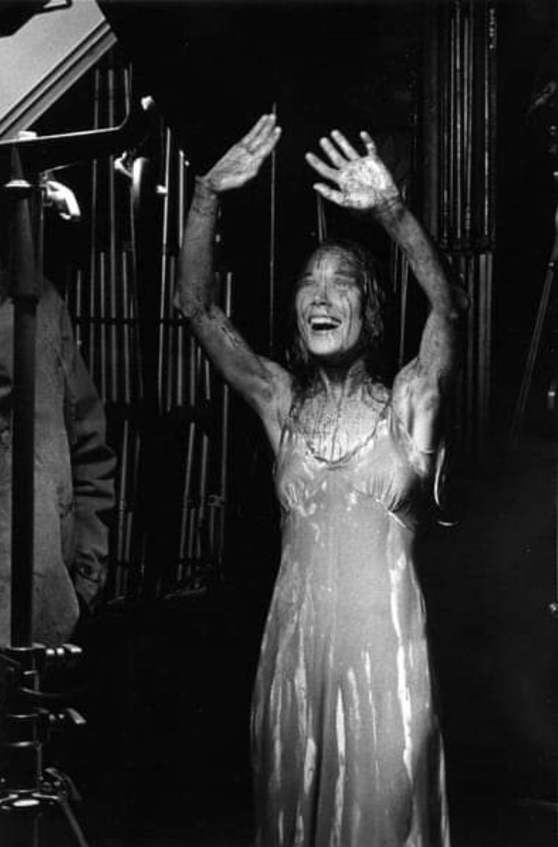 slshers's tweet photo. sissy spacek behind the scenes of carrie (1976) https://t.co/eiH1d8spCu