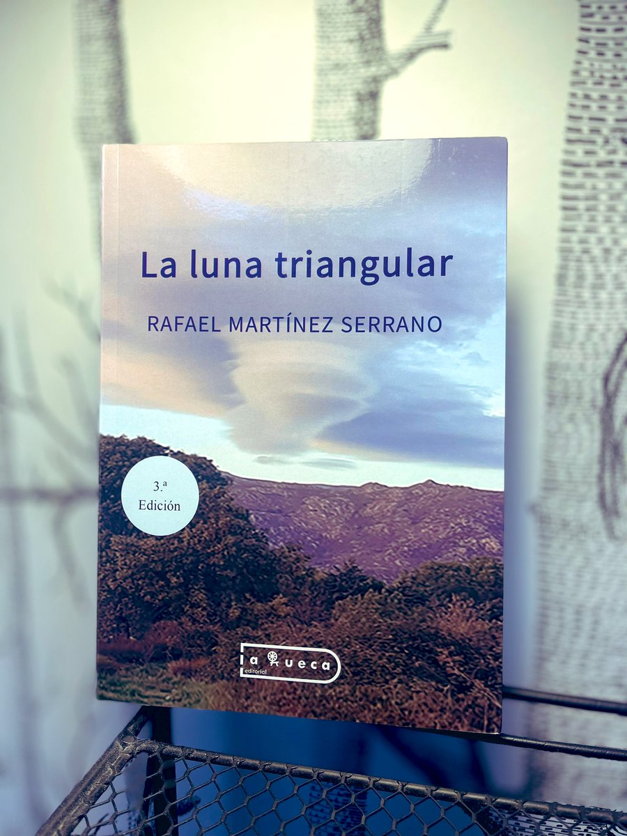 JuanGomezJurado's tweet photo. 📖 ‘La luna triangular'
✍🏻 @RafaMartinezSe 
#NuevosAutores https://t.co/qNePiQKxye