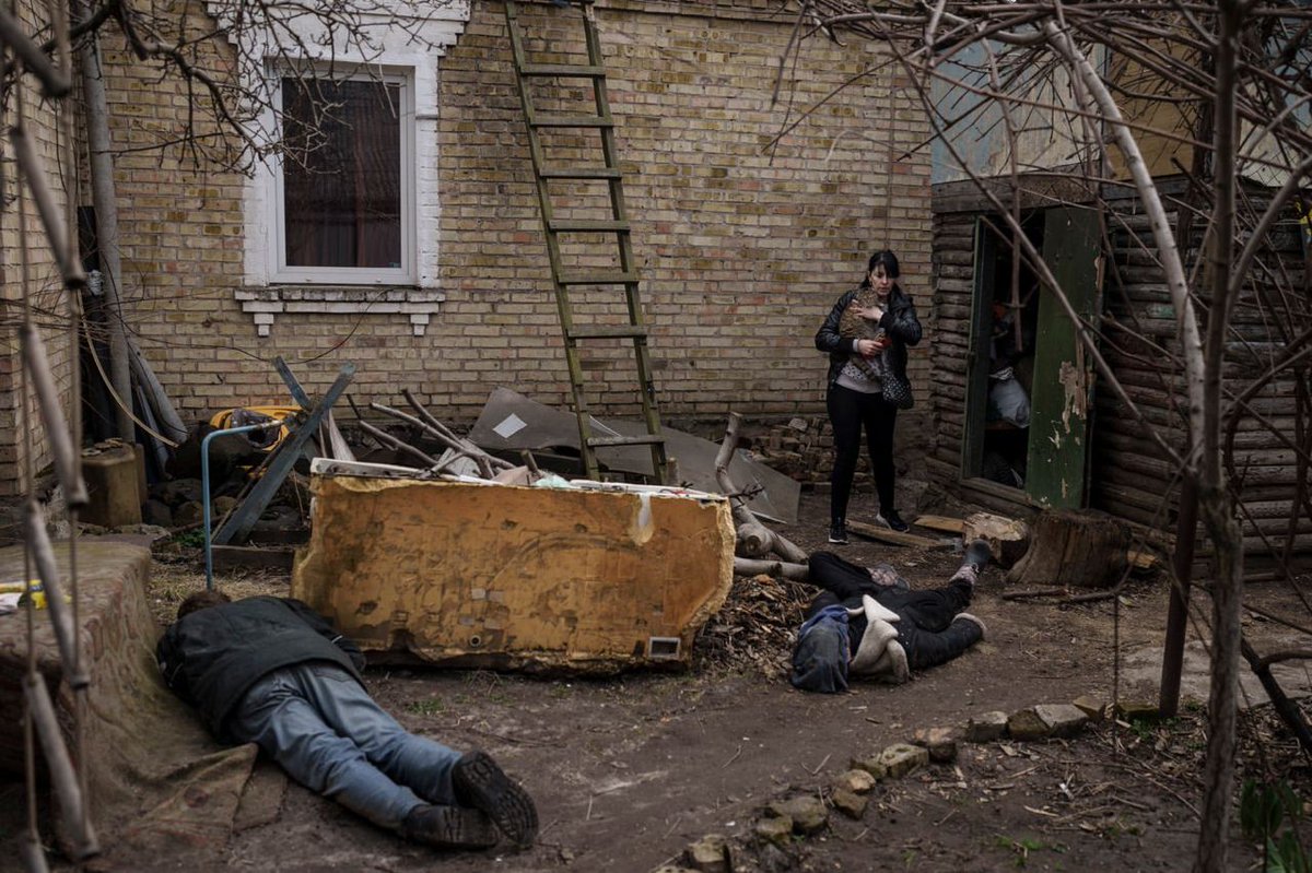 Iryna Havryliuk holds her cat, passing the bodies of her husband, brother, and another man killed near her house in Bucha. I cannot imagine what she feels right now.
Photo: Felipe Dana / AP Photo #BuchaMasacre