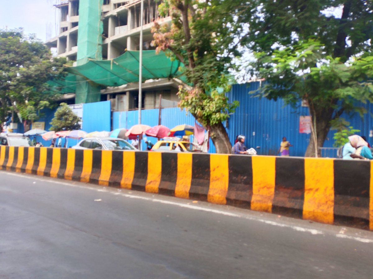 mumbaimatterz's tweet photo. #Yuck
#Cheeee
This is what #Mumbai does...
Paint the city RED
Hardly two days after the Divider was painted....
It's covered with Paan Gutkha stains..
Loc: NC Kelkar Road nr Kabutarkhana Dadar...
@mybmcwardGN... https://t.co/WOzmzrqpI6