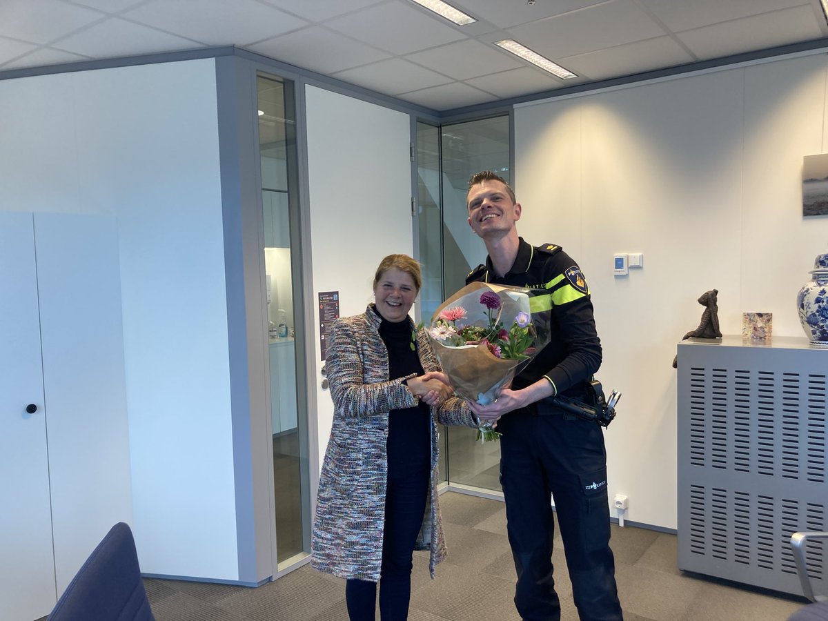 VanBijsterveldt's tweet photo. Na lange tijd weer mijn eerste veiligheidsoverleg op het stadskantoor, met uitzicht op de Oude Jan💙. Voelt goed! Helaas wel de laatste vergadering met onze geweldige politie-teamchef Mark van Capelle, we gaan hem missen, maar gunnen hem van harte zijn promotie!💪 @POL_Delft https://t.co/OZmyr2UvAg