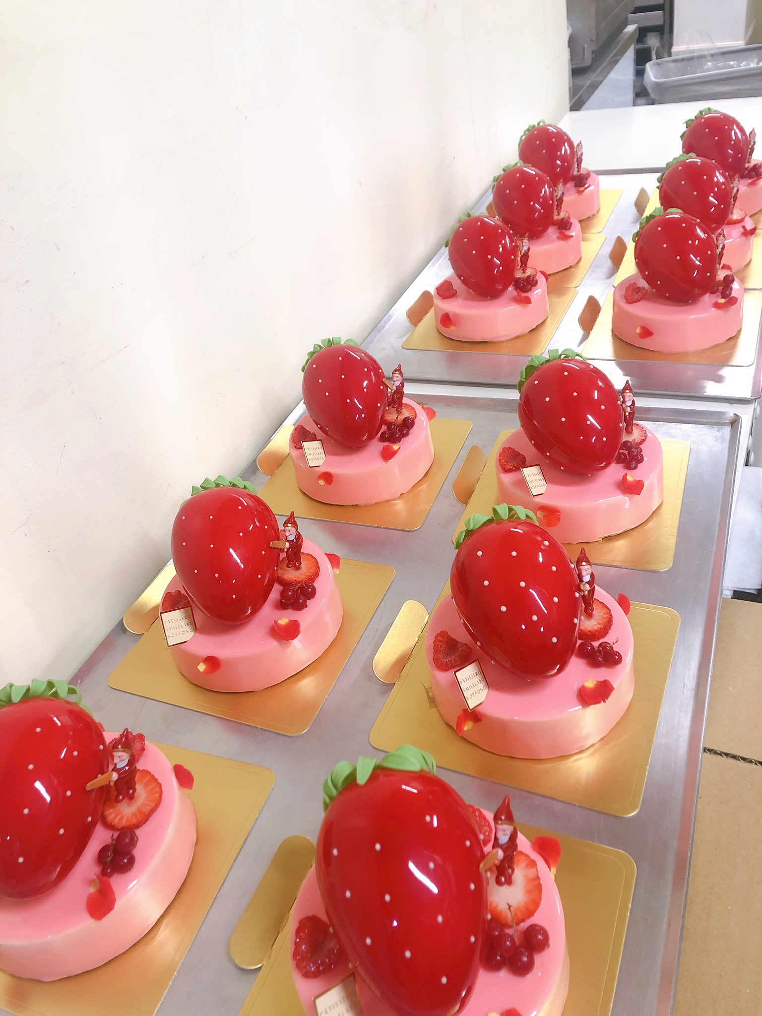 Smilelabo スマイルラボ スマイルラボでは製造スタッフを募集しています くまさんを作ったり ケーキや焼菓子を作ったりするお仕事です 新しい商品もたくさん増やしていきたいので 一緒に商品を考えていける経験者の方や意欲のある方大歓迎です