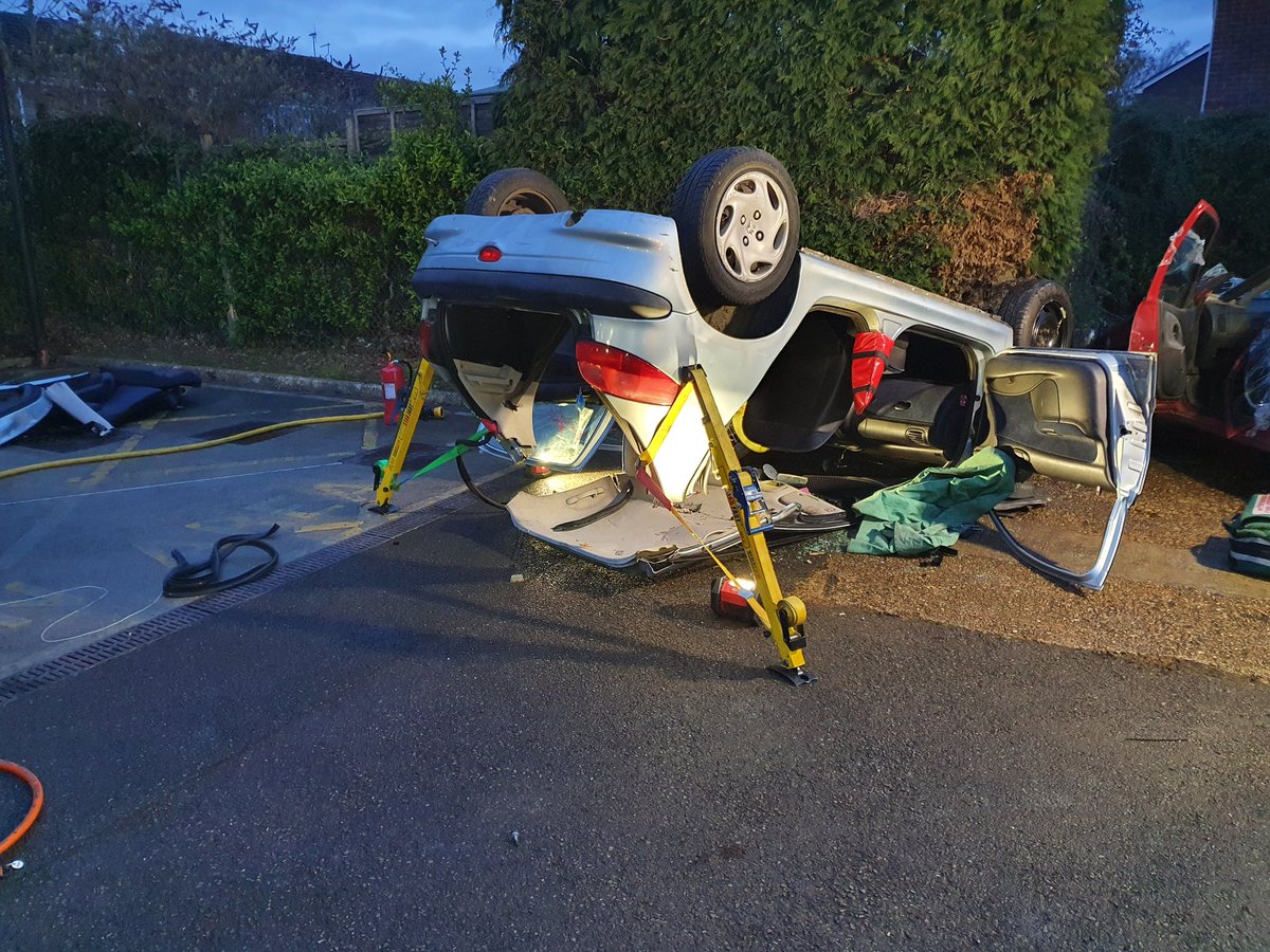 p_green_stn55's tweet photo. Stations 55 and 56 working in harmony, honing their extraction techniques with this RTC exercise.
Great team work to get the job done!! @HenfieldFire @WestSussexFire ๐๐ฅ #oneteam #rescueready https://t.co/2E1BsnDUWZ