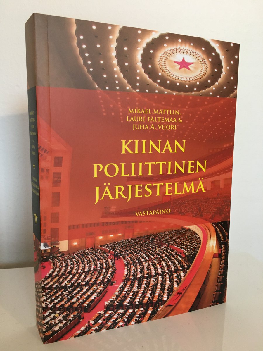 Mattlin_M's tweet photo. Kiinan poliittinen järjestelmä -kirja on nyt saatavilla. Kolmen proffan 5 v aherrus yksiin kansiin puristettuna. 1. kattava suomenkielinen esitys aiheesta. Kirjasta löytyy välineitä ymmärtää Kiinan toimia koronan aikana ja suhtautumista Ukrainan sotaan. @OVastapaino #Kiina 1/3 https://t.co/6N2wiulqT2