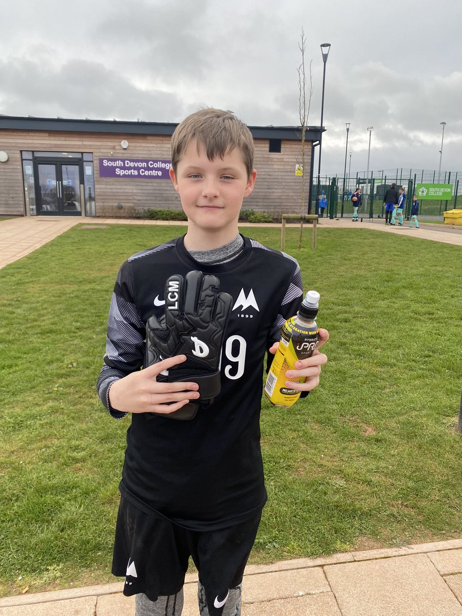 Leanne_Howarth's tweet photo. Torquay United training last night for Tom 💛💙🧤⚽️ 

Gloves - @Defiancegloves 
🧤 Discount: TOMH20 🧤

@iPROHydrate
#HealthyHydration 💧

@TUFC1899Youth @jpluk #goalkeeper #gk #gkgloves #JD1 #goalie #tufc #iprohydrate #JPL #nextgeneration #FYP #explorepage https://t.co/ueDHlIh5is