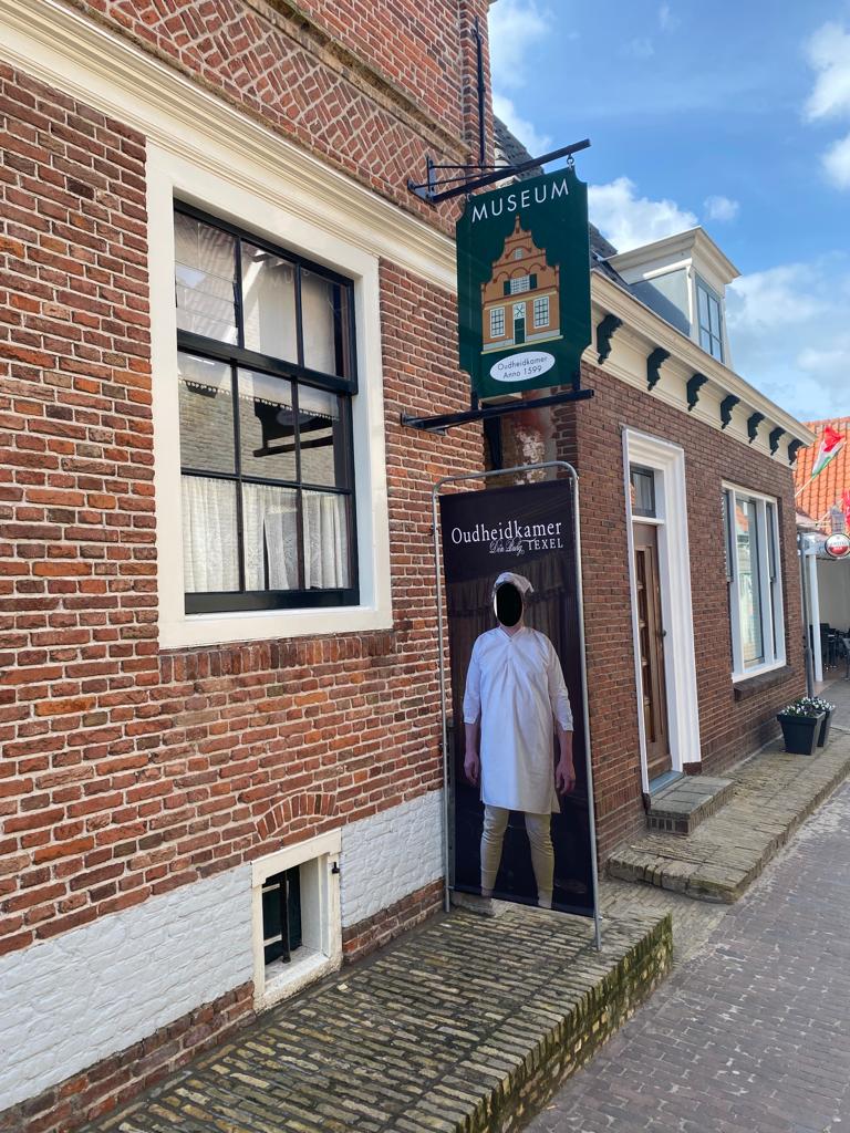 ExpotiseTexel's tweet photo. Mooi nieuw bisonyl doek in het bestaande frame gemaakt voor het foto momentje bij de Oudheidkamer in Den Burg. Aan de ene zijde de heer in oude kledij, aan de andere zijde de dame. #fotomomentje #expositie #beleving #ookexpotise https://t.co/Eap96QgiYl