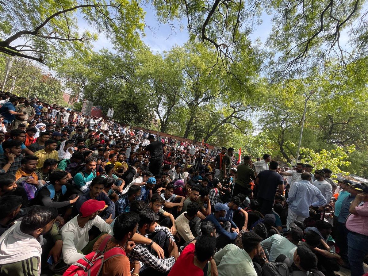KumarYa98203098's tweet photo. @dollysharmaINC Mam please help Army Airforce Navy students in protest today at jantar mantar in New Delhi 5 April https://t.co/fKh8U467Jm