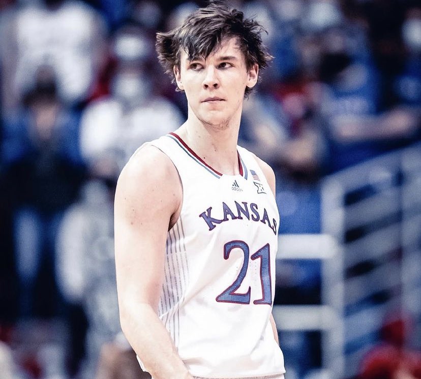 jb_tweets_yall's tweet photo. My dude is a NATIONAL CHAMPION! Congrats to @BIGZTEXAS and @KUHoops! 🎉✊🏻🎊 Straight outta San Antonio, Texas 🤙🏻 #NCAAChampionship https://t.co/kCYw5qZrWf