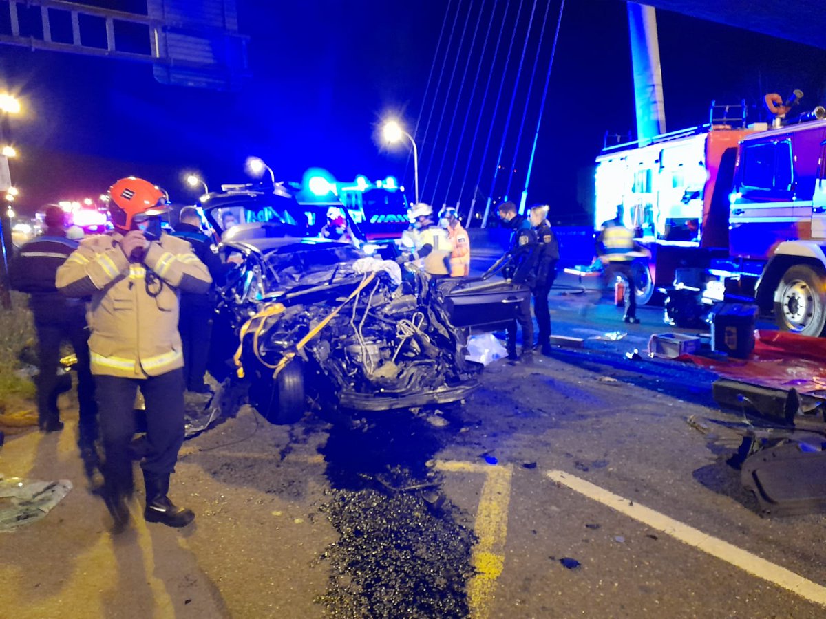 vocescoruna's tweet photo. El vehículo accidentado a las 4 a la altura de la pasarela peatonal de Carrefour quedó totalmente destrozado por su parte delantera. https://t.co/eSNtVTNVSP