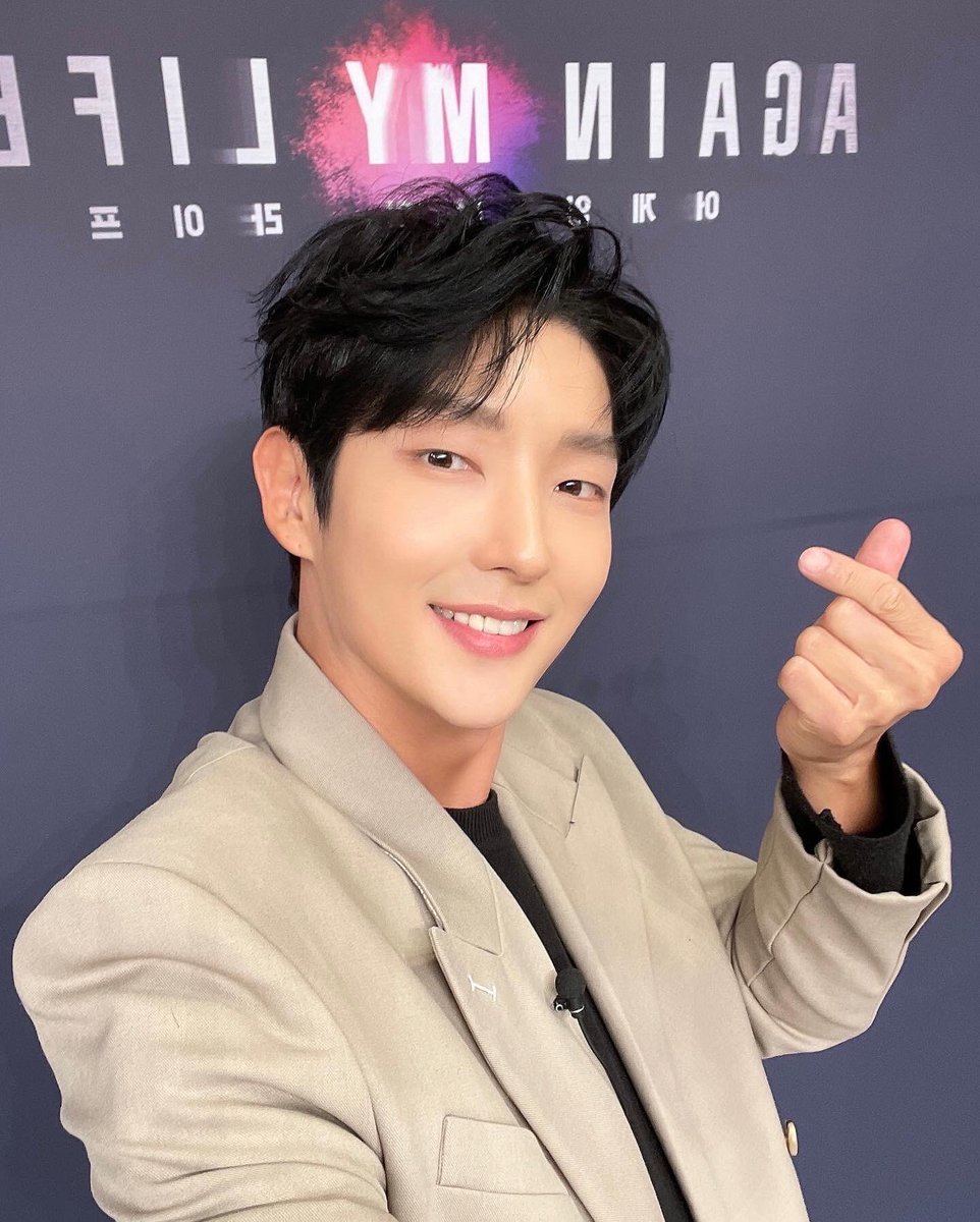 jg_k_drama_417's tweet photo. 🔗 https://t.co/LeteoPoKvx

[trans]
[#LeeJoongi] #AgainMyLife #production_presentation 

With perfect acting skills, cool vibes, and skyrocketing popularity, 🖤Lee Joon Gi🖤 will portray ‘Kim Hee Woo’ who, given a second chance at life, gets slightly crazy and totally dogged https://t.co/LndoUQdHdv