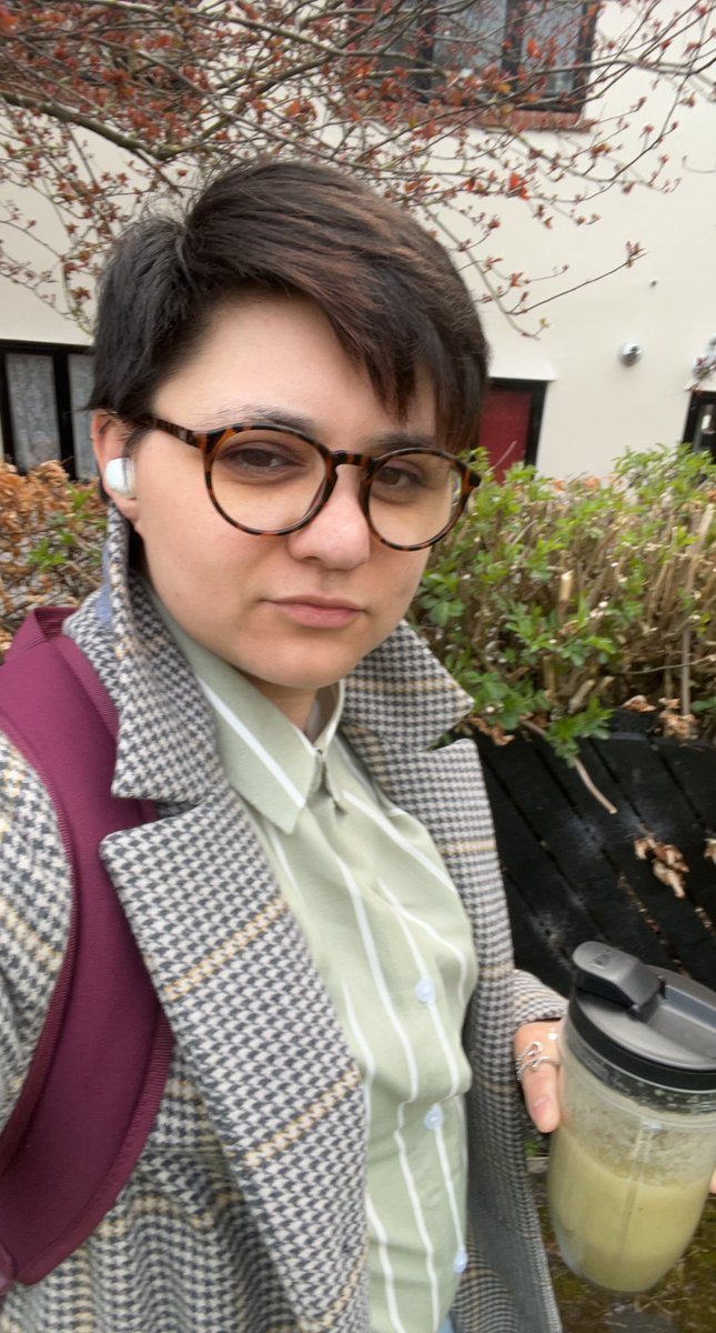 Char_Caz's tweet photo. Job interview ready but first college. Let’s hope I channel some of that #marina confidence they both have eh #jobinterview #interview #italianrestaurant #traineechef https://t.co/av2AGp05NH