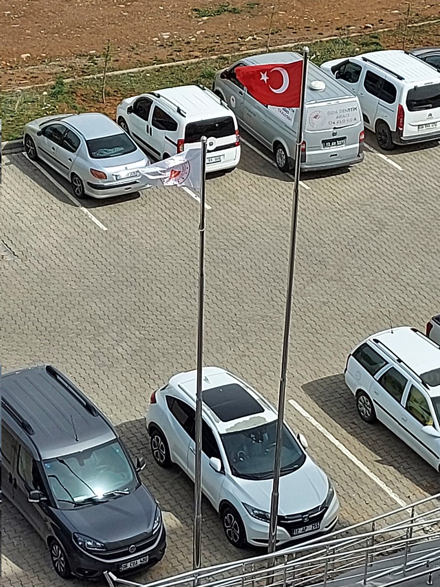 cafer_kalan's tweet photo. Şanlı bayrağımızın altında şanımıza yakışmayan araba.! Markası Honda sıkıntı onda..
Bingöl 3. Asliye Huk. Mahk.kararı: Misliyle değişim.. 
Dört yıl önce aldım Honda
Üstünde kalmadı artık boya
Mahkeme kararı ortada
Neden hala kör sağırı oynar Honda? @HondaTR
@HondaJP
@aa_kurumsal https://t.co/nyEUibYGG5