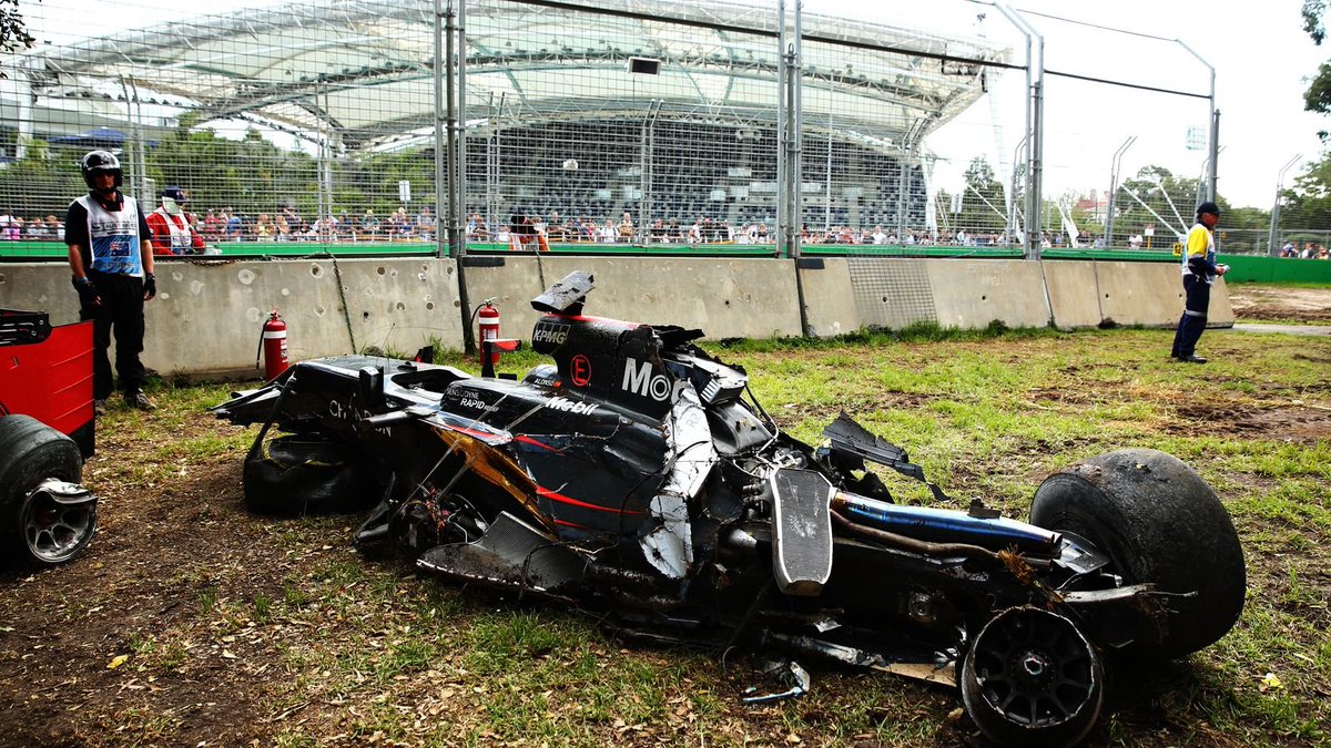 AuRupteur's tweet photo. ⏪ 20 mars 2016 à l'#AusGP, Fernando Alonso était un miraculé. #F1 https://t.co/cbE6lOx0oU https://t.co/jJDd2ogZBl