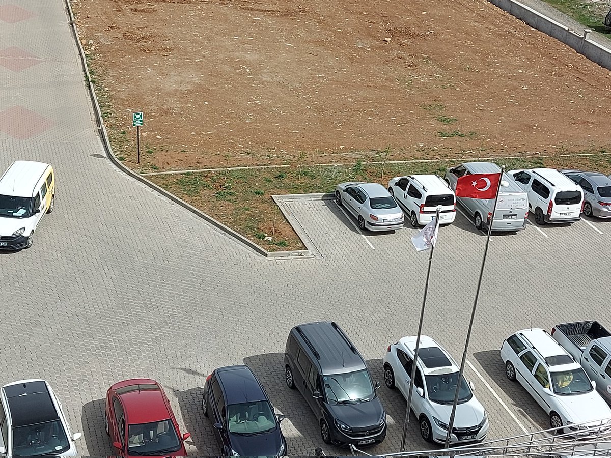 cafer_kalan's tweet photo. Şanlı bayrağımızın altında şanımıza yakışmayan araba.! Markası Honda sıkıntı onda..
Bingöl 3. Asliye Huk. Mahk.kararı: Misliyle değişim.. 
Dört yıl önce aldım Honda
Üstünde kalmadı artık boya
Mahkeme kararı ortada
Neden hala kör sağırı oynar Honda? @HondaTR
@HondaJP
@aa_kurumsal https://t.co/nyEUibYGG5