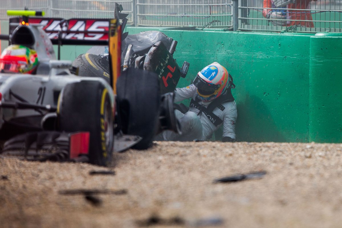 AuRupteur's tweet photo. ⏪ 20 mars 2016 à l'#AusGP, Fernando Alonso était un miraculé. #F1 https://t.co/cbE6lOx0oU https://t.co/jJDd2ogZBl