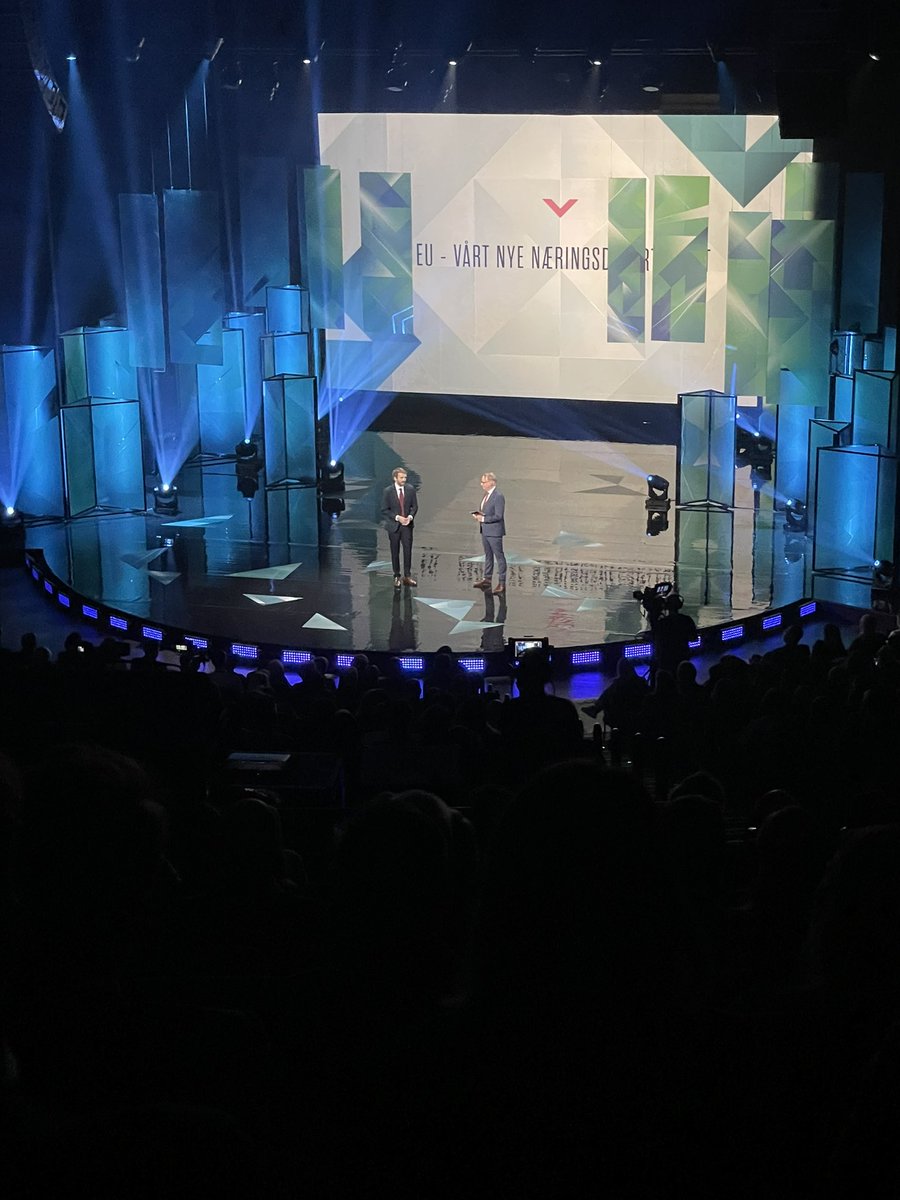 -Vi har bygget 2 havvindmøller i løpet av 15 år. Fortsetter vi i den takten vil det ta 1000 år (før vi er der hvor vi vil være). Næringsminister <a href="/jcvestre/">Jan Christian Vestre</a> høster latter på #vestlandskonferansen , men bak ligger et stort alvor i at vi har for lav fart i omstillingen av Norge.