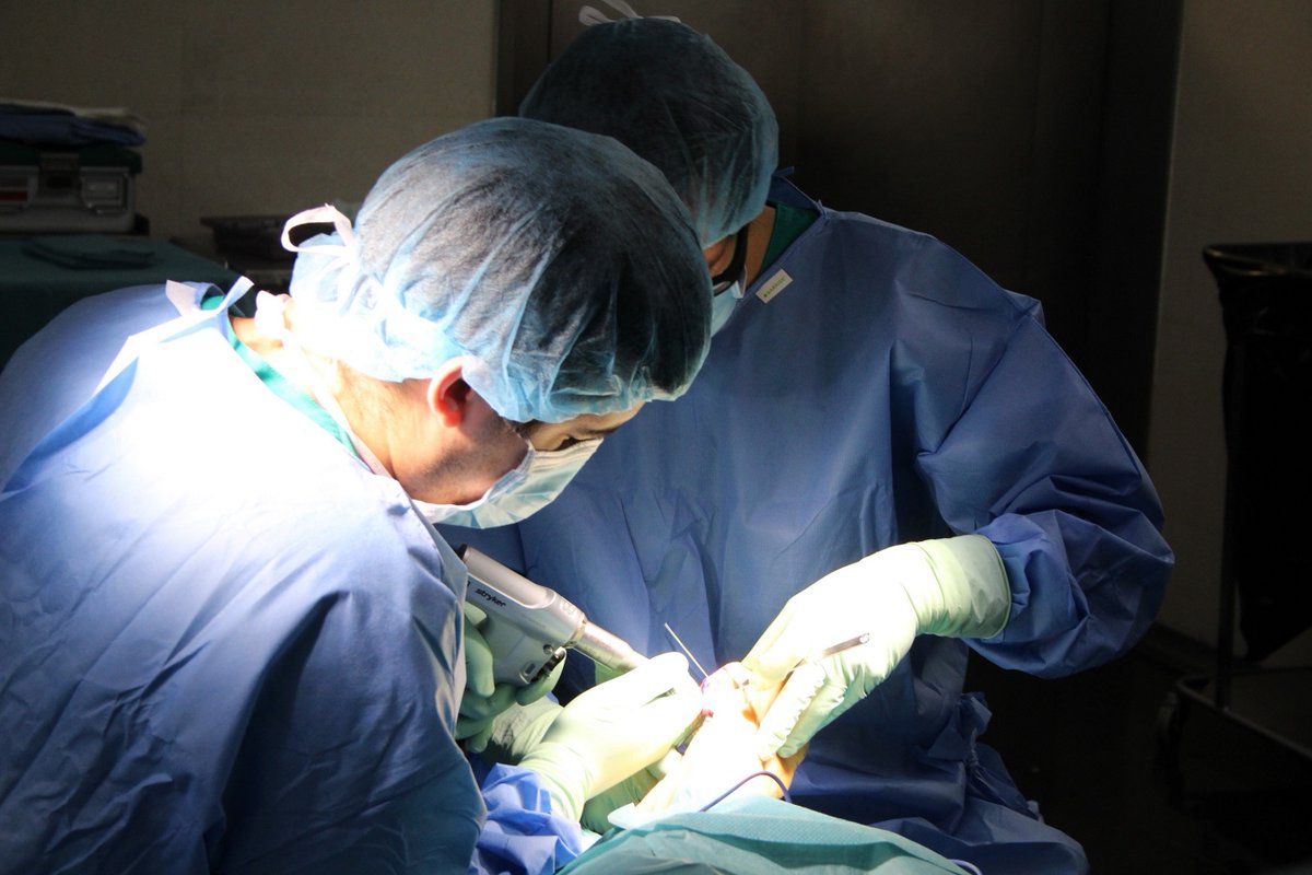 hospitaldelmar's tweet photo. L’@hospitaldelmar és pioner a l’Estat en aplicar un #protocol que redueix a la meitat l’ús de sabata rígida en el #postoperatori en la #cirurgia de #galindons, estalviant molèsties derivades de la seva utilització https://t.co/H7VdP4hQBC @EFASnews #ortopedia #traumatologia https://t.co/7ycp5YwLzK