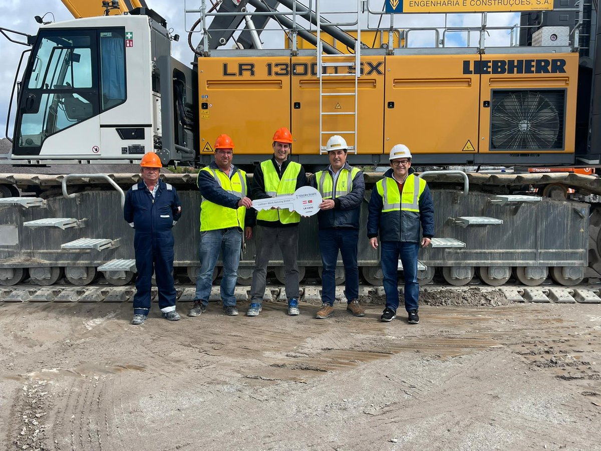 iberica_s's tweet photo. #TeixeiraDuarte adquiere la primera grúa sobre cadenas @LH_Construction #LR1300.1SX, entregada por @iberica_s. Esta grúa sobre cadenas estará destinada a realizar trabajos de ampliación del puerto de Leixões en Oporto..
#liebherribérica #liebherrcrawlercranes #LR1300.1SX https://t.co/bTMuwZzrsS