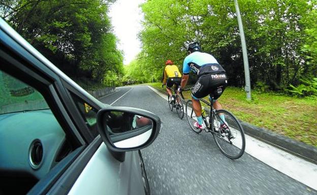 guardiacivil's tweet photo. Ciclistas cuando practiquéis vuestro deporte ¡precaución! Sois el eslabón más frágil de la carretera
Conductores darle suficiente espacio al adelantar. Tan solo 150 cm. le dan la vida. Todos ellos son padres, madres, hijos, hijas...
#SeguridadVial https://t.co/yhDVDecv88