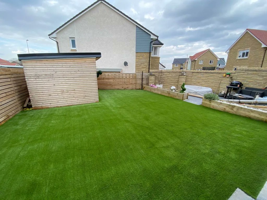Shitlawns's tweet photo. Give us a hedge, something, anything!! https://t.co/1XG9yAPwWU