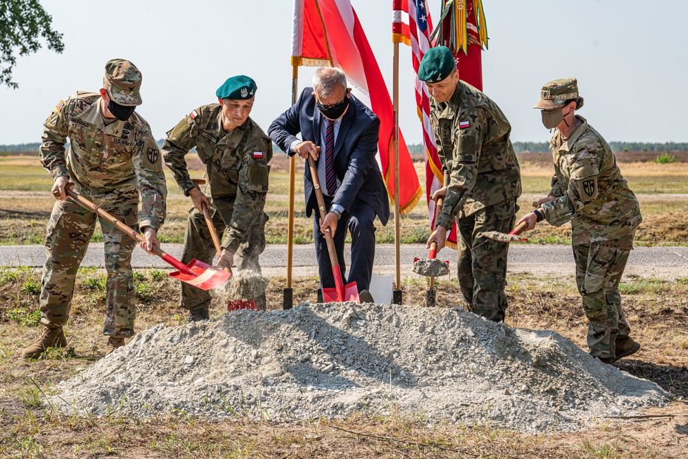 USArmyEURAF's tweet photo. 🇺🇸 #Soldiers with 15th Engineer BN, 18th MP BDE, @21stTSC, stand w/ @NATO #Allies during #ResoluteCastle 20 in 🇵🇱 .

👀 for RC 2022

These kinds of exercises enhance #interoperability while providing improvements to local #infrastructure! 🔨 

See more ➡️ https://t.co/jFb73HvTDK https://t.co/8d1qsLftmD