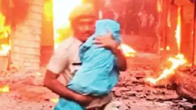 timesofindia's tweet photo. Viral photo wins hearts: Rajasthan cop who saved 4 in Karauli promoted 

Read: https://t.co/kb1VOcAOPD https://t.co/JwU6fu3RZH