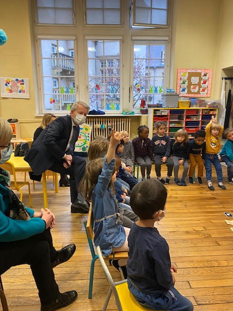 Dsden57's tweet photo. Visite de M. Cottet, Directeur Académique #DSDEN57 pour la 7e édition de la semaine des langues vivantes à l'école élémentaire Biculturelle Gaston Hoffmann de Metz. @Eduscol @education_gouv
https://t.co/SRjF2qFhLc https://t.co/KV5821sDps