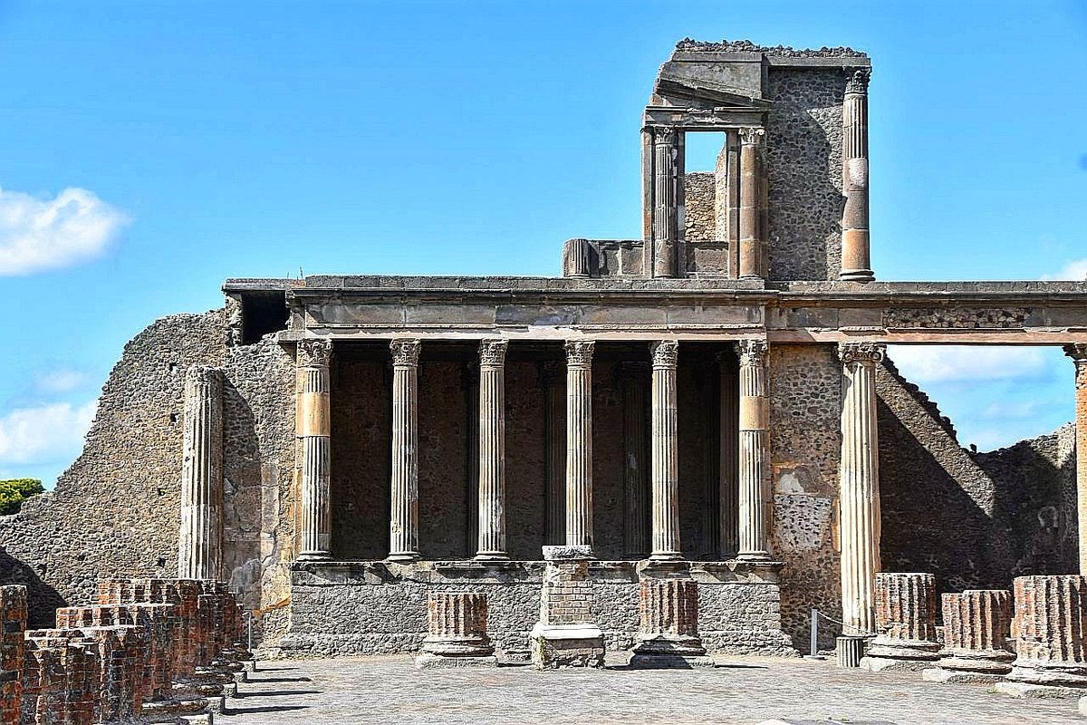 pompeii_sites's tweet photo. The Basilica, with its extension of 1,500 square metres, was the most sumptuous building of the Forum, and its space was used to carry out business and for the administration of justice. https://t.co/gnkVgZbWFs