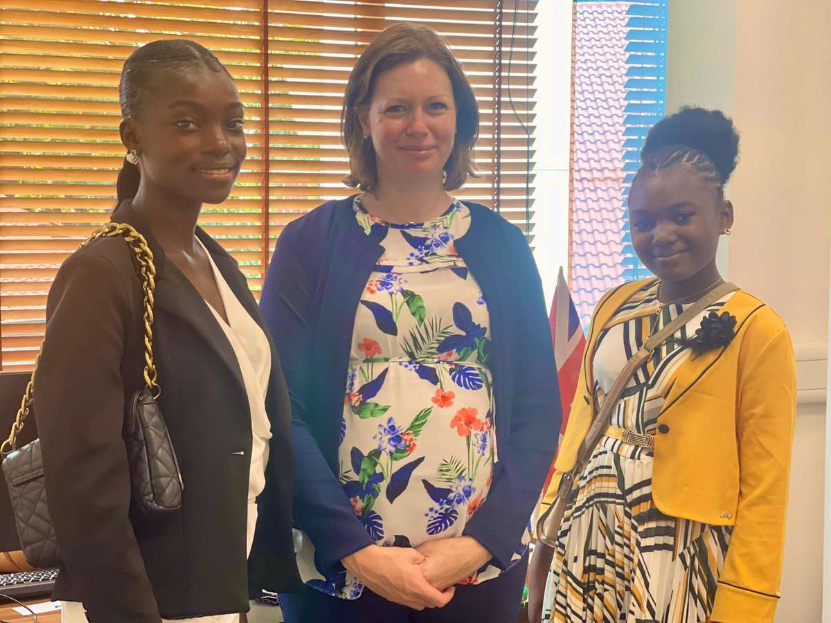 EmilyMaltmanUK's tweet photo. Une journée de travail spéciale pour moi aujourd’hui. Myriam &amp; Ursula m'ont rejoint en tant que #AmbassadorForADay. Heureuse de rencontrer 2 jeunes femmes congolaises passionnées par les relations internationales &amp; l'autonomisation des femmes! #BriserLesPrejuges #BreakTheBias https://t.co/hG4t033otN