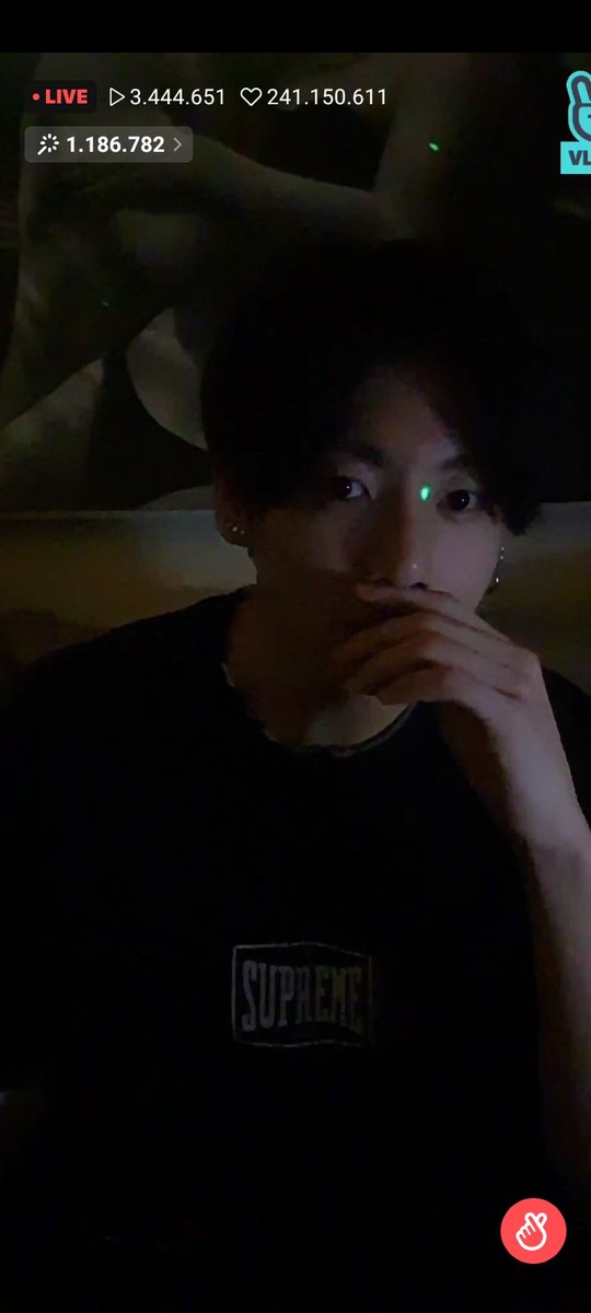 _nuna_kook's tweet photo. never understood what he was talking about. but I watched it until it was over.😅 jungkook vlive💜 #JUNGKOOK #ARMYSelcaDay https://t.co/HwIBPiizR9