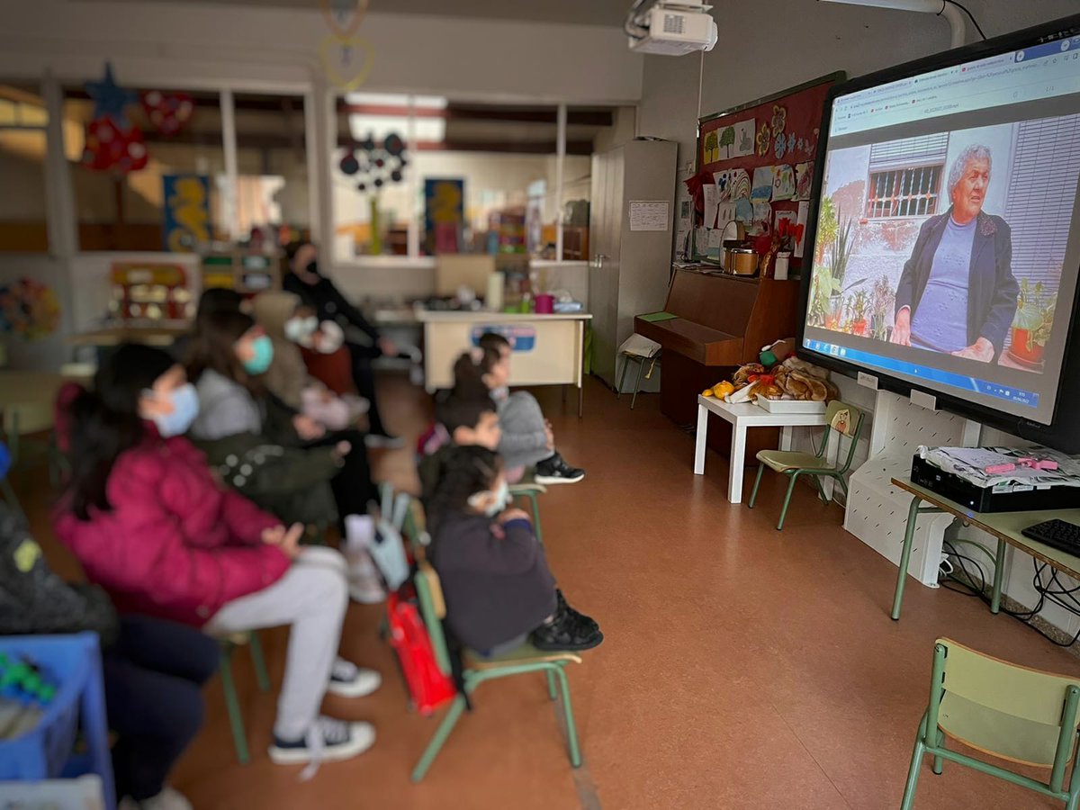 GraciaMartnez6's tweet photo. Quién le iba a decir a mi abuela Valentina a sus 92 años, que ella que no pudo ir al colegio, iba a dar una charla sobre cría de gusanos de seda en el CEIP Rincón de Beniscornia. Gracias a su profe @julia_LC_
 @Huertaviva_ @AHuertana @enunlugardelah1 @huermur @Educarm @direcmur https://t.co/eJci5p2PVX
